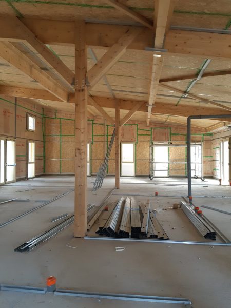 Structure bois lamellé-collé avec poutres et panneaux OSB, chantier en cours d'aménagement intérieur