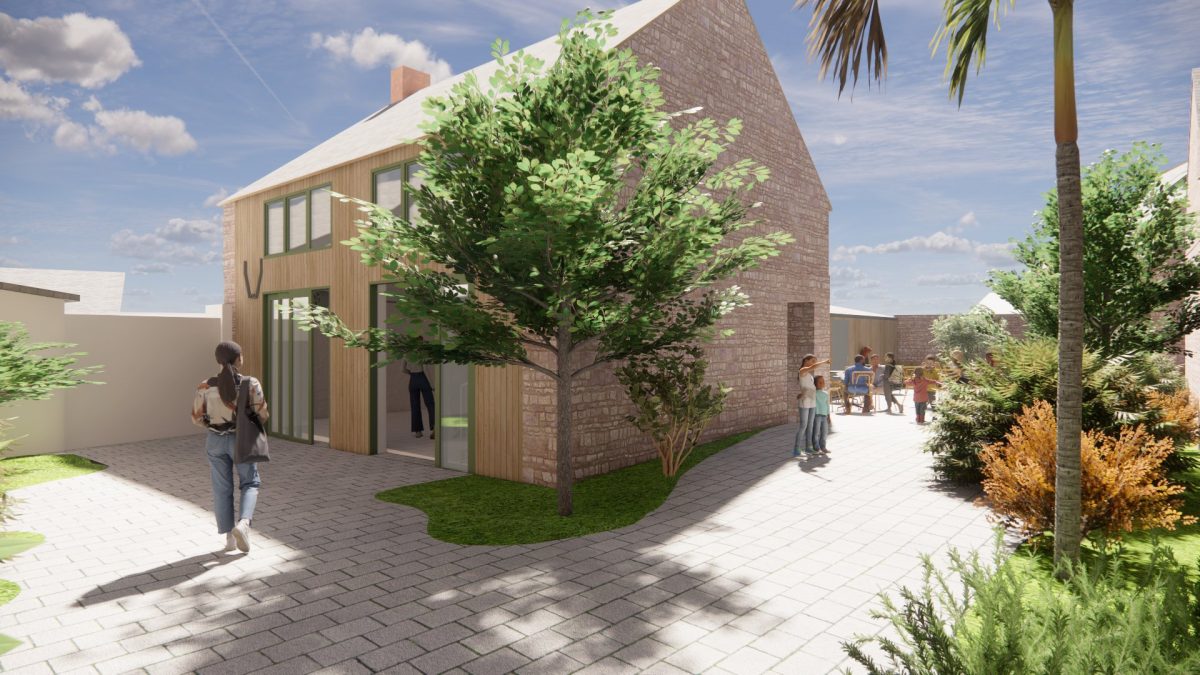 Bâtiment en brique avec façade bois, toit pyramidal, arbre central et espaces paysagers avec palmiers sur pavement