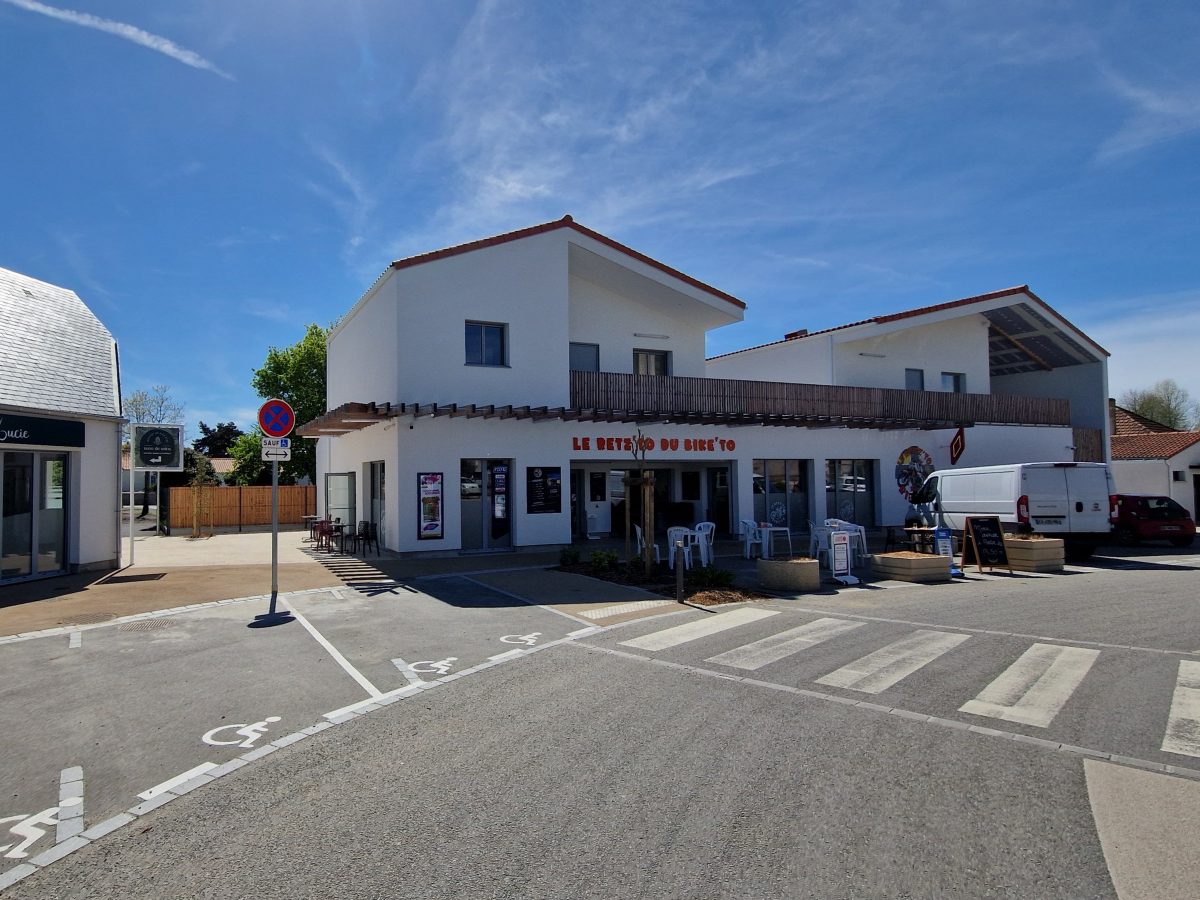 façade principale, terrasse devant et garde-corps en bois