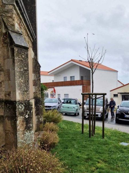vue sur le projet avec en premier plan la façade de l'église