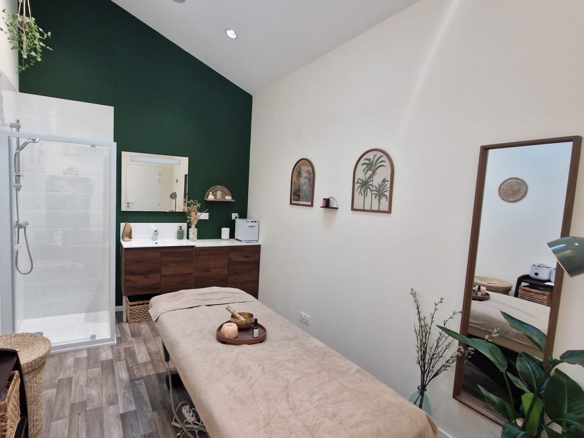 salon d'esthétique avec le mur du fond peint en vert foncé, ambiance chaleureuse