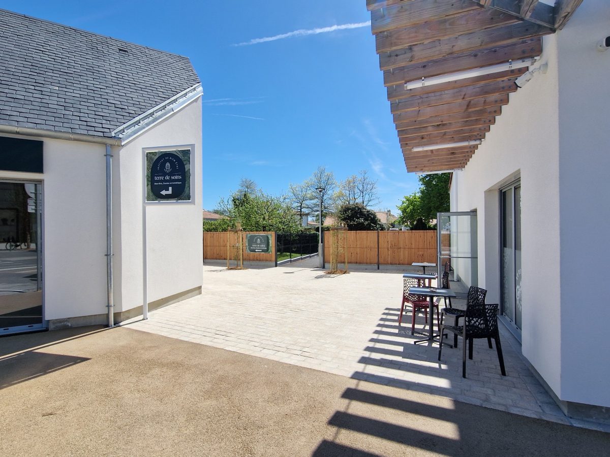 bâtiments enduits neuf avec terrasse au soleil