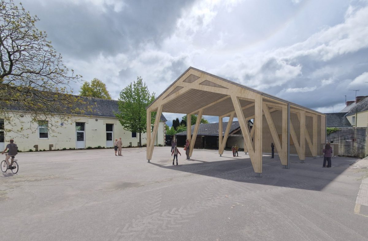 Structure en bois clair avec toiture en pente et poteaux obliques, abritant une place publique pavée