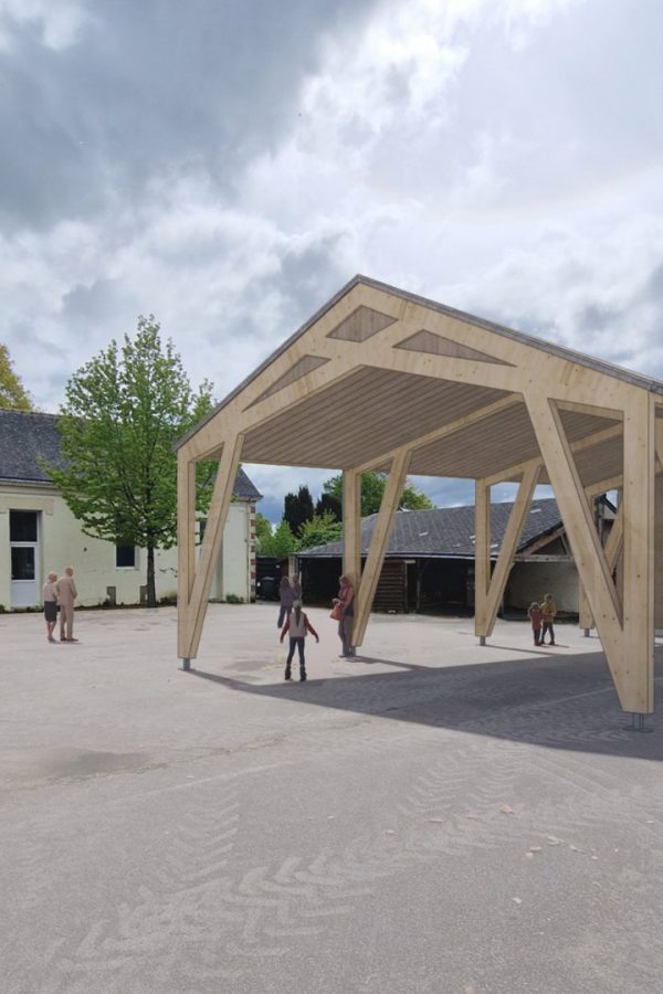 Structure en bois clair avec toiture en pente et poteaux obliques, abritant une place publique pavée