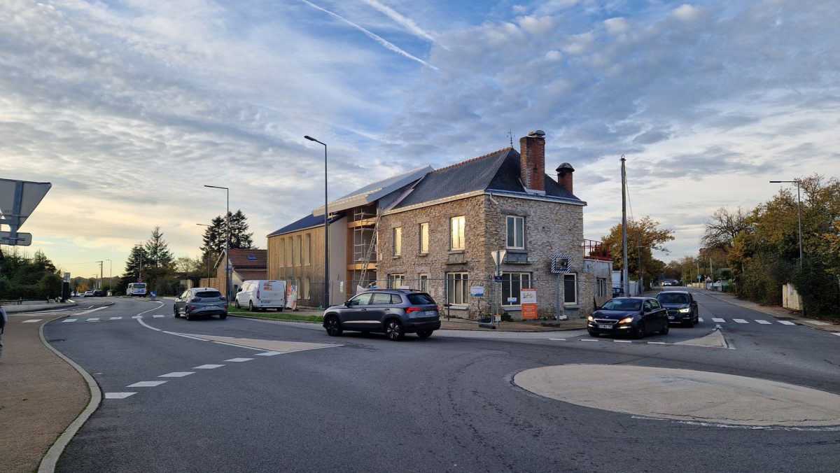 Rénovation maison en pierre avec extension bois contemporaine sur rond-point, travaux en cours