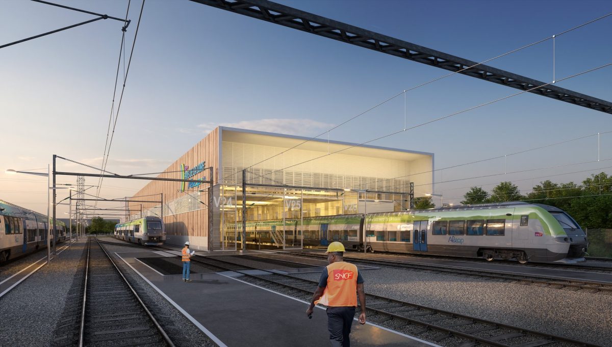 Bâtiment ferroviaire moderne avec façade vitrée illuminée, trains régionaux SNCF et agents sur les voies au crépuscule