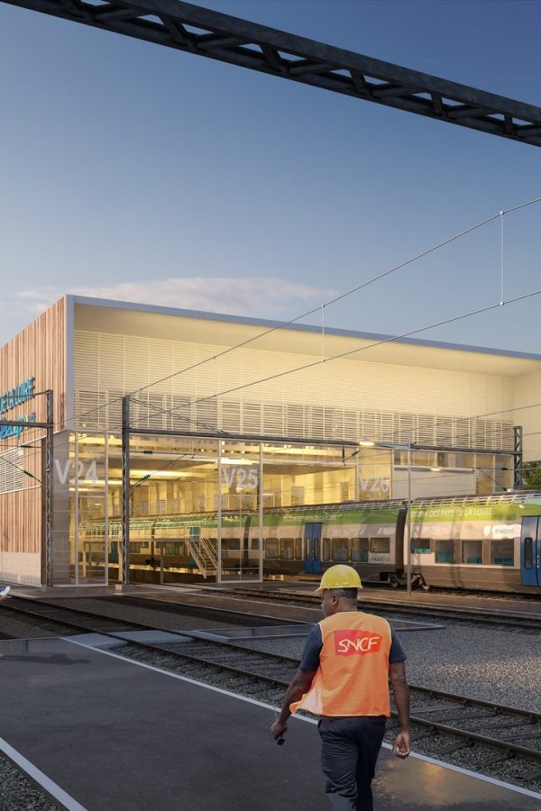 Bâtiment ferroviaire moderne avec façade vitrée illuminée, trains régionaux SNCF et agents sur les voies au crépuscule