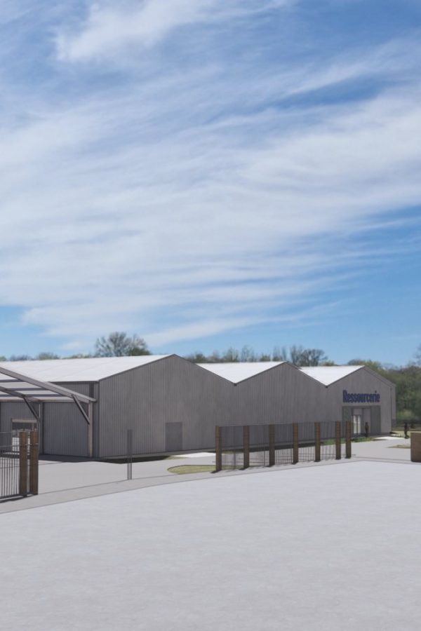 Bâtiment industriel moderne avec toiture métallique blanche, clôture en bois et portail d'entrée sous ciel bleu