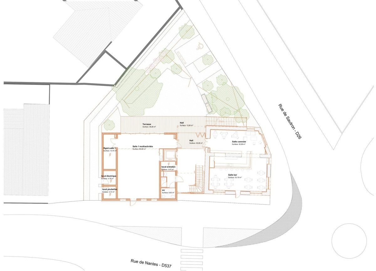 Plan de rez-de-chaussée d'un bâtiment avec salles multiactivités, bar, hall et terrasse, entouré d'espaces verts