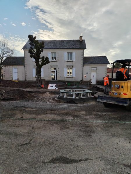Maison bourgeoise en pierre avec volets blancs en rénovation, chantier avec engins CAT et ouvriers en gilet orange
