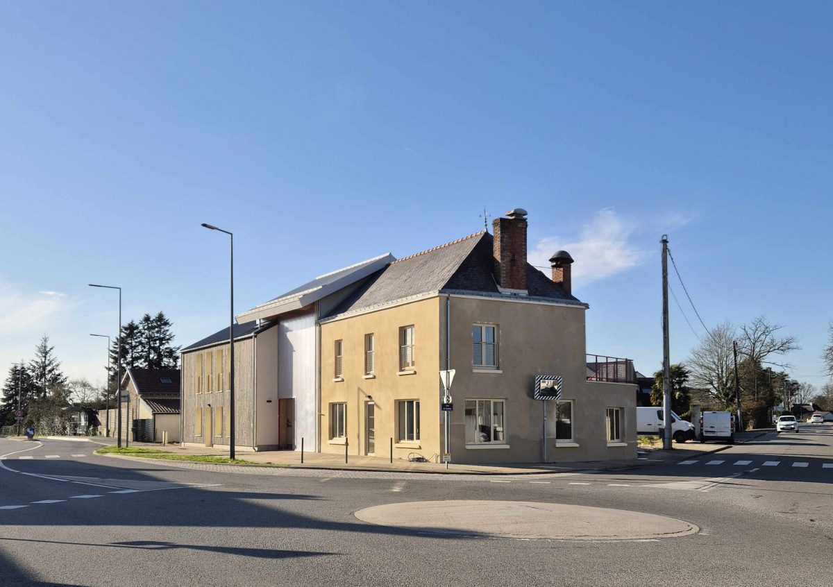 Rénovation maison en pierre enduite avec extension bois contemporaine sur rond-point,