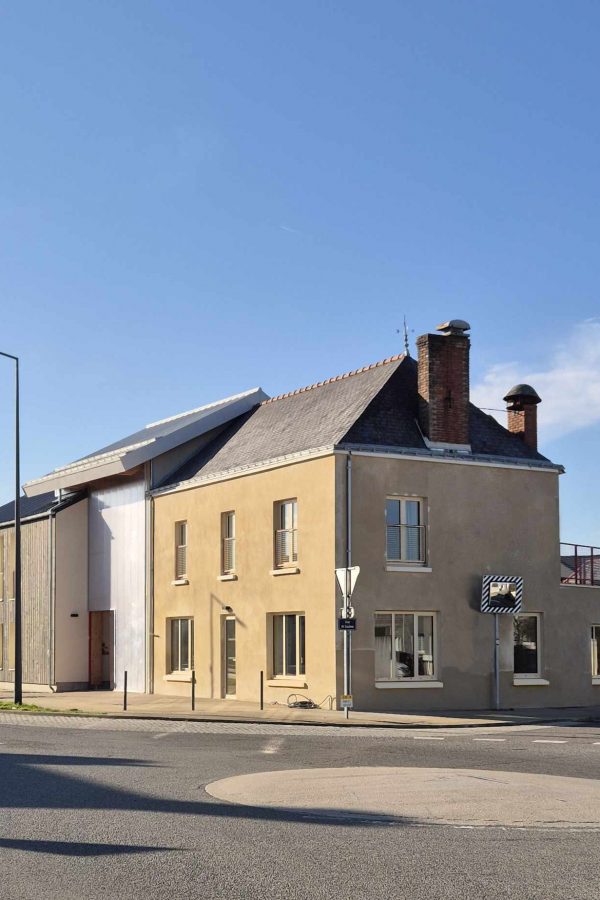 Rénovation maison en pierre enduite avec extension bois contemporaine sur rond-point,